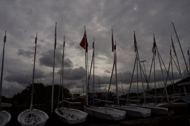 暴风雨前港口里的帆船图片下载