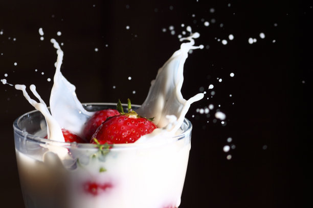 成熟的有机草莓图片下载