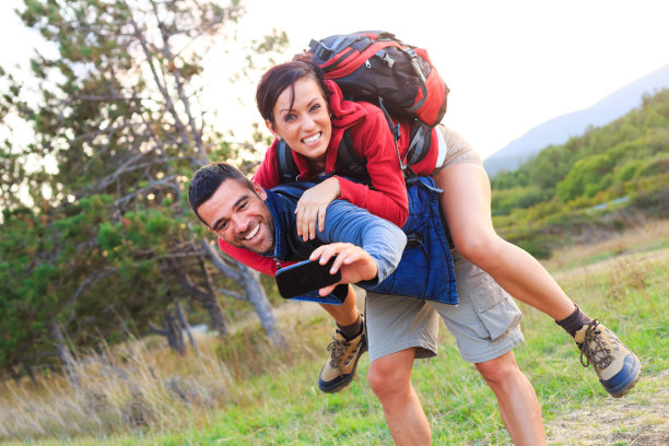 一对情侣在骑马自拍图片下载