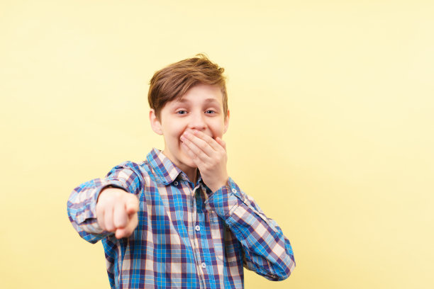 男孩嘲笑和指着观众手指图片下载