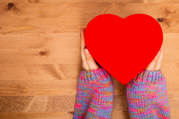 女士拿着礼品盒图片下载