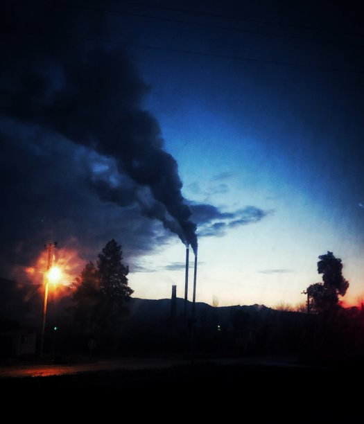 用烟熏出工厂的烟囱图片下载