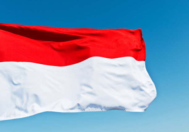 蓝天映衬下的印尼国旗图片下载