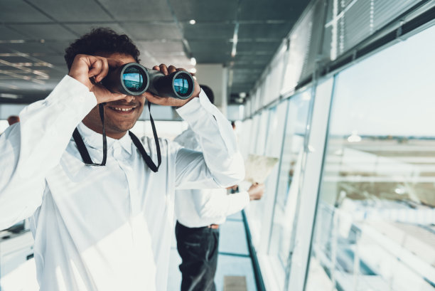 年轻的空中调度员戴着双筒眼镜图片下载