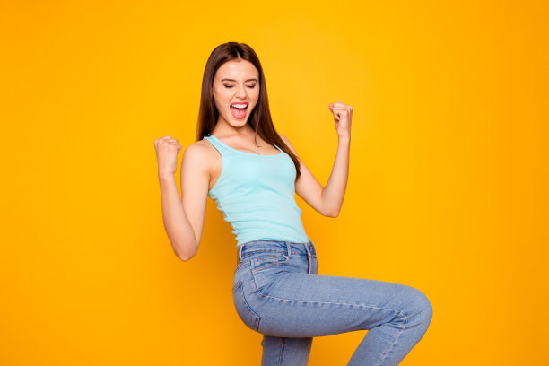 影楼照片肖像欢快的，欣喜若狂的，兴奋的，美丽的，高兴的，漂亮的，漂亮的，穿着蓝色的衣服，她，她的人，打手势的人，孤立的，明亮的，生动的，充满活力的背景图片下载