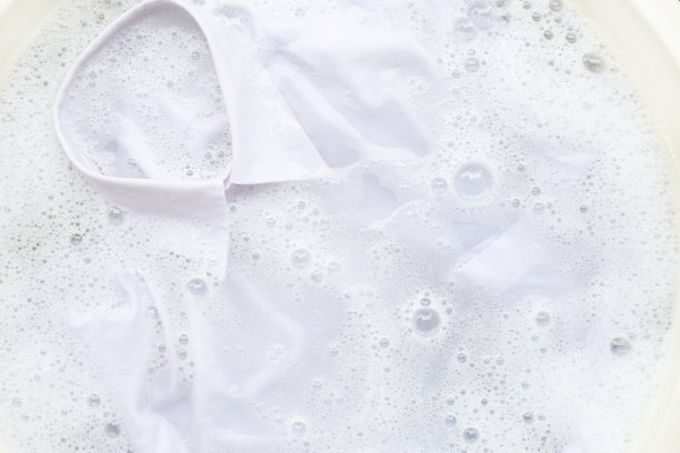 洗白衬衫前先泡布图片下载