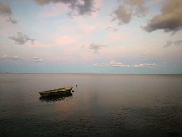 海上的旧木船图片下载