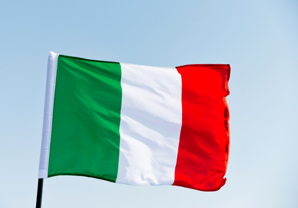 意大利国旗在天空中飘扬图片下载