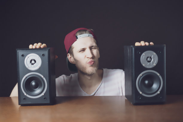 一个年轻人喜欢大声听喇叭里的音乐图片下载