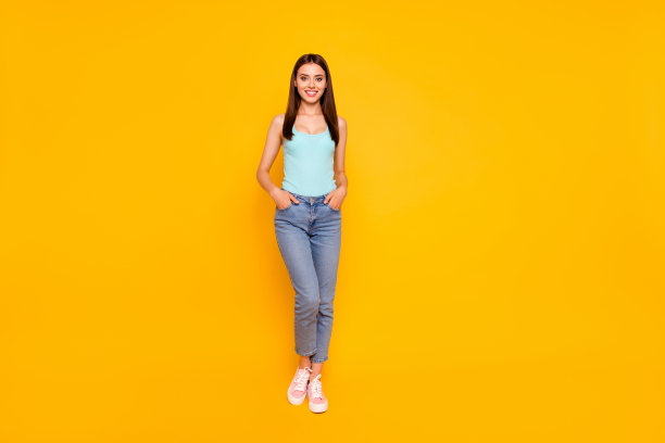 全尺寸的照相馆照片肖像漂亮迷人的一个可爱的甜蜜的可爱，粗心的她，她的孩子穿着城市的服装站在孤立的明亮生动充满活力的背景图片下载