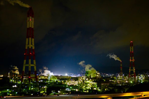 烟囱里的三兄弟图片下载