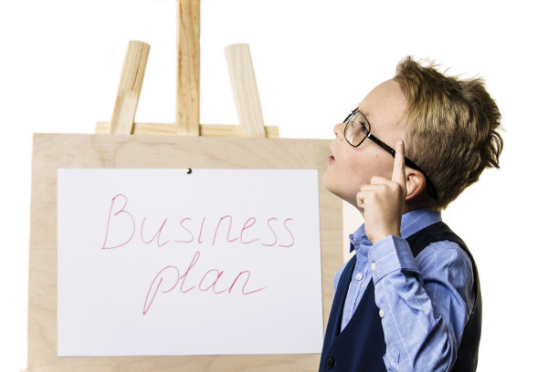 可爱的男孩在写商业计划图片下载
