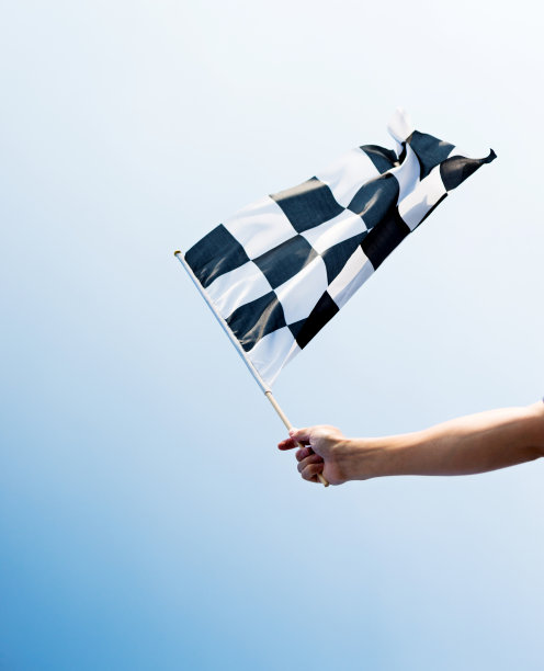 男人在风中手握格子旗图片下载