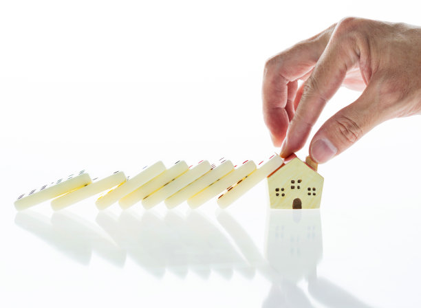 落下来的多米诺骨牌碎片和房子图片下载