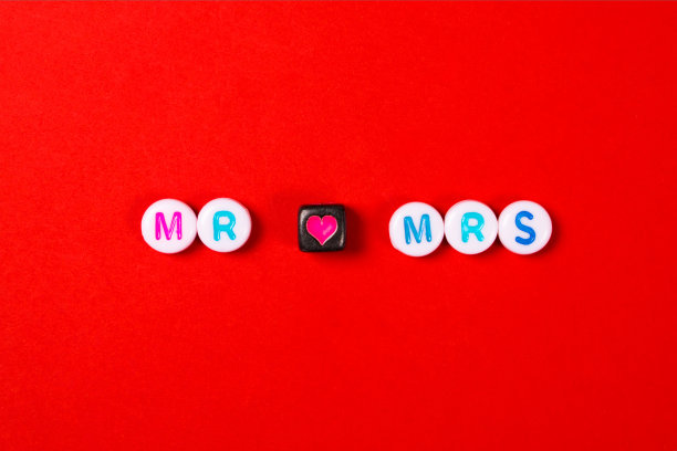 红色背景上的字母先生和太太。图片下载