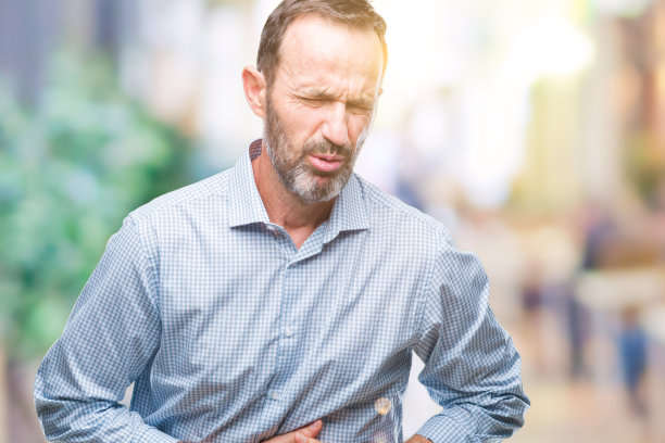 中年白发苍苍的资深商务人士过孤背景，手抚胃因恶心、痛病感觉不适。疼痛的概念。图片下载