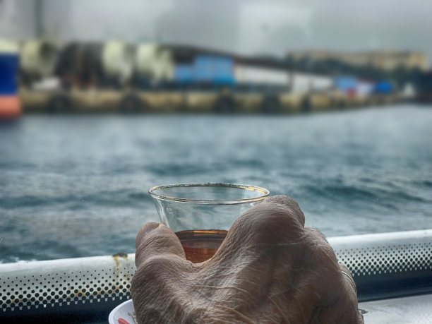 喝土耳其茶的老人图片下载