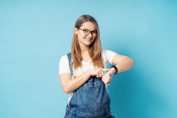 微笑的孕妇看着她的手腕。怀孕与新生活理念图片下载