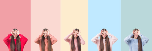 美丽的亚洲女人的拼贴在彩色条纹孤立的背景做ok手势，像望远镜伸出舌头，眼睛透过手指看。疯狂的表情。图片下载