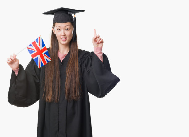 年轻的中国女性穿着研究生制服，举着英国国旗惊讶地提出一个想法或问题，开心地指着手指，第一图片下载