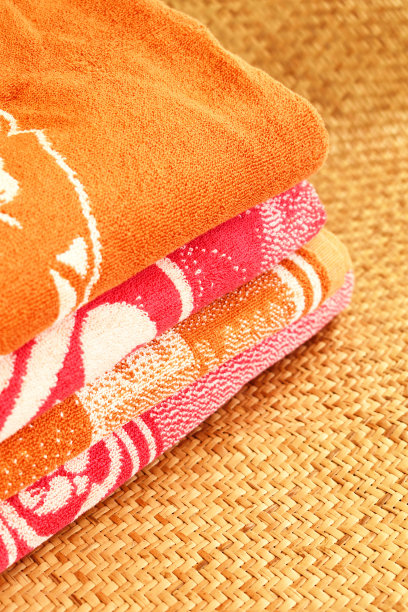 近距离观察一堆粉色和橙色的毛巾图片下载