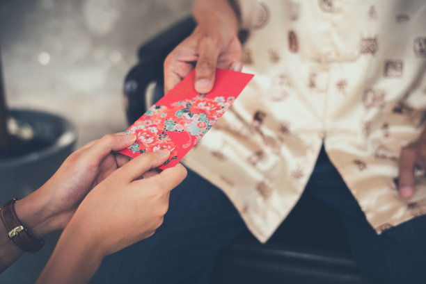 中国文化在中国新年，人们会送红包(Ang Pao)给接收者幸福和祝福图片下载