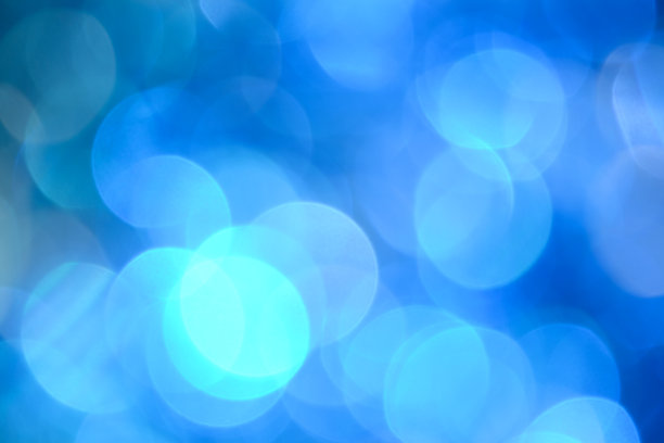 散景照片。节日的背景。圣诞灯。背景。散焦蓝宝石。新年的背景。节日的壁纸。眨眼。狂欢节。复古风格的照片。蓝色的。图片下载