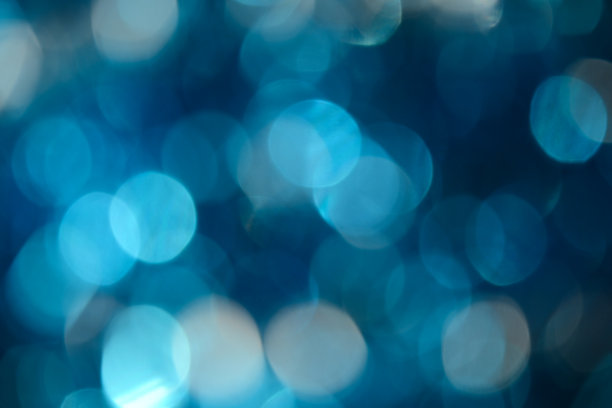 散景照片。节日的背景。圣诞灯。背景。散焦蓝宝石。新年的背景。节日的壁纸。眨眼。狂欢节。复古风格的照片。蓝色的。图片下载