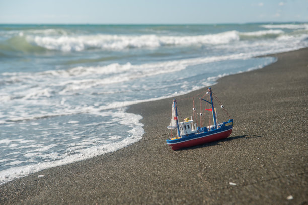 海滩上的船模型。图片下载