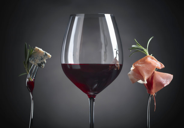 一杯红酒配蓝奶酪，迷迭香和熏火腿。图片下载