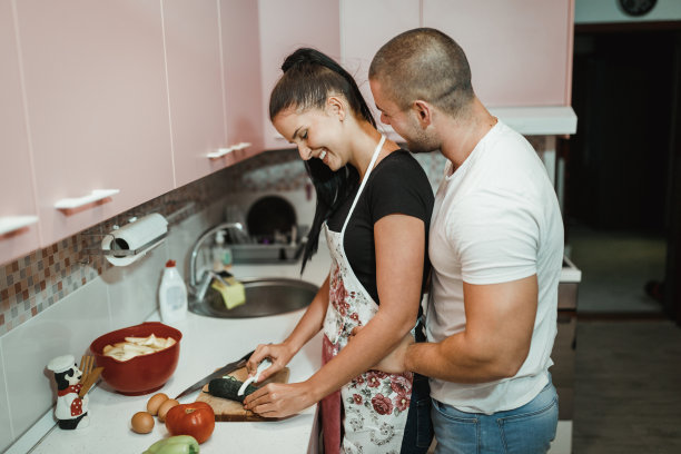 男朋友和女朋友一起在厨房做饭图片下载