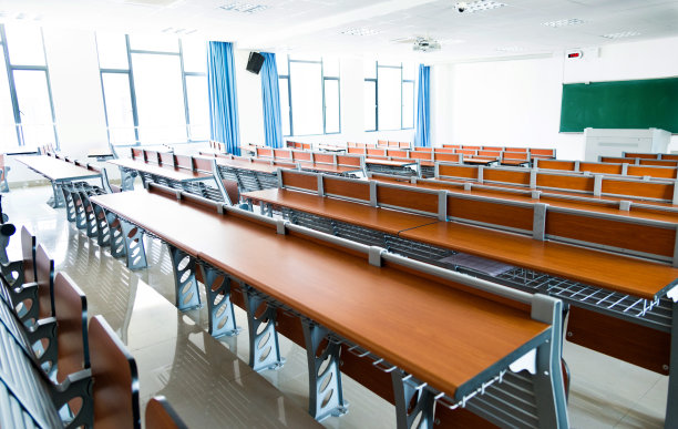 教室里的课桌和椅子图片下载
