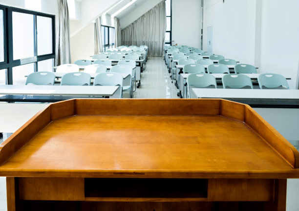 教室有桌子和椅子图片下载