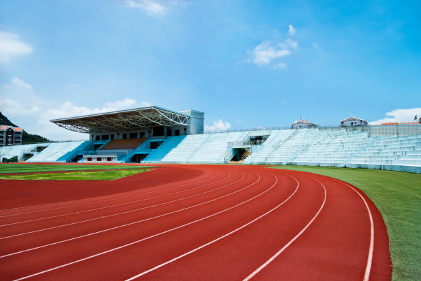 操场上的红色塑料跑道图片下载