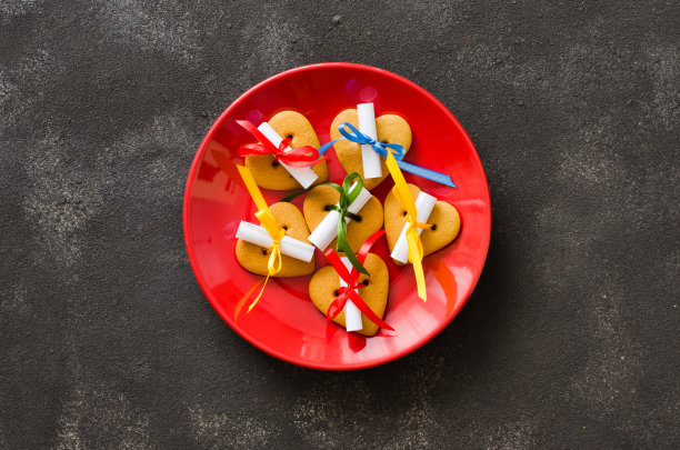 在情人节、生日或母亲节送爱心饼干并附纸条作为礼物。图片下载