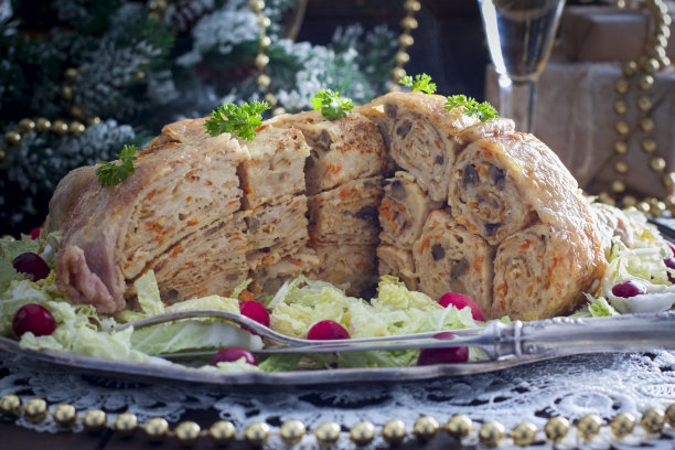 节日鸡馅煎饼里塞满蘑菇和鸡肉，横着吃图片下载