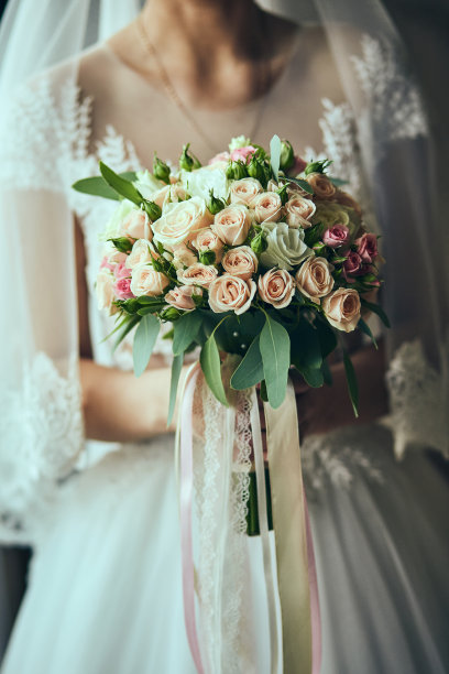 新娘手捧花束，新娘在婚礼前准备图片下载