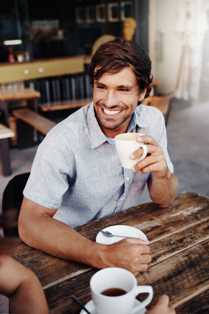 和潜在的配对对象喝点咖啡图片下载