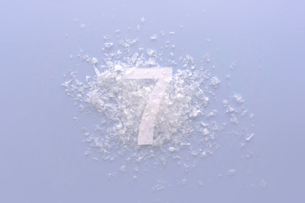 7号数字7，白色数字和创造性的排版与雪，生日快乐图片下载