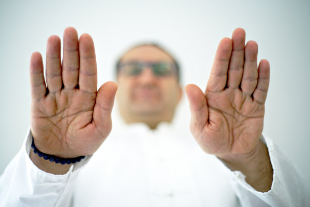 双手合上灵气大师并按摩图片下载