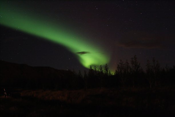 冰岛塞尔福斯上空的北极光。图片下载