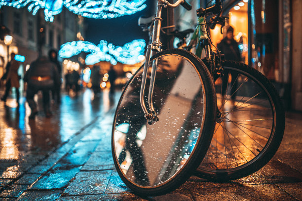 在夜晚的街道上，车轮上有镜子的自行车图片图片下载
