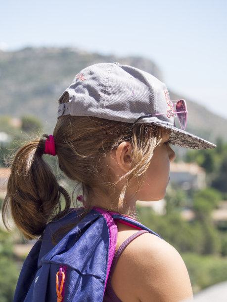 旅游的小女孩图片下载