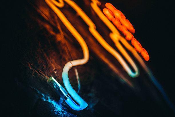 混凝土墙上五颜六色的led软管灯图片下载