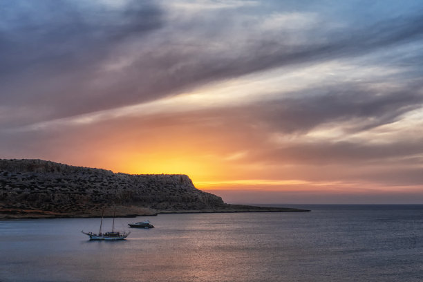 图片日落大海概况与两艘船和山与戏剧性的天空图片下载
