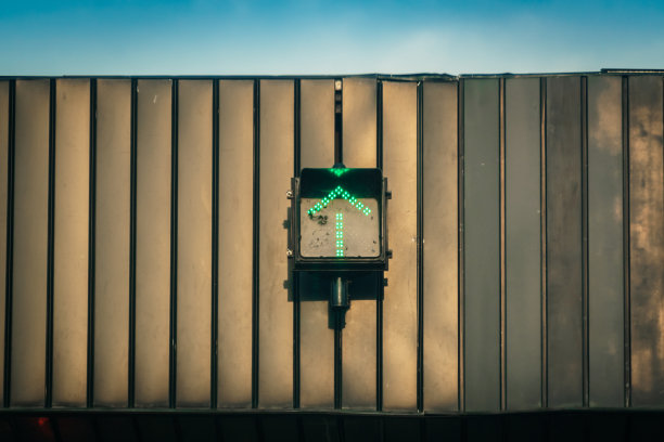 绿色交通的箭头图片下载