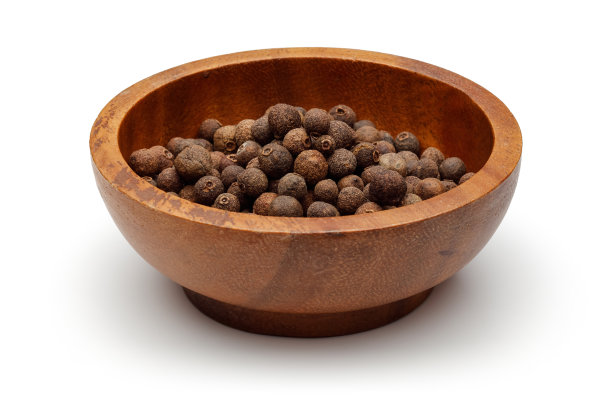 多香果在木碗和勺子图片下载