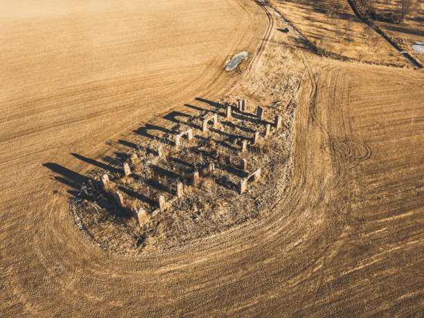 无人机照片废墟的一个老房子在农村的田野在一个阳光明媚的春日小农村村庄-复古看编辑图片下载