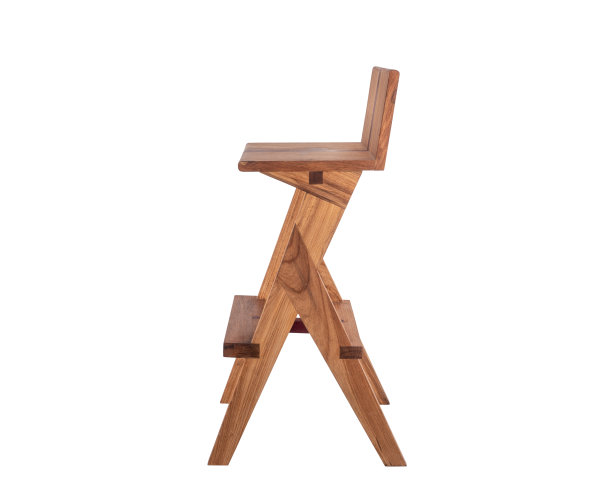 板凳上。木制的。用粗糙的木板和圆木。生态材料的质朴长凳图片下载