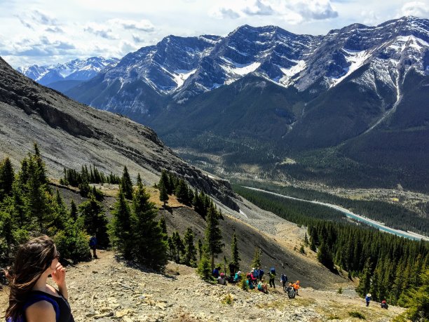 一位年轻的女徒步旅行者正在欣赏落基山脉的景色图片下载